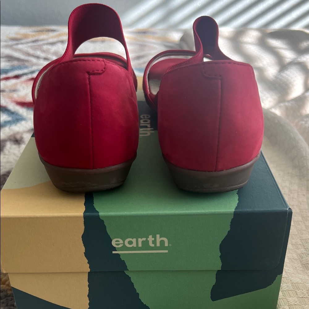 Earth Women's Red Open-Toe Elastic Strap Sandals - Picture 7 of 7